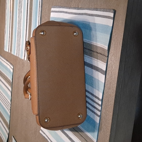 MICHAEL KORS JET SET POCKET TOTES - Picture 4 of 8